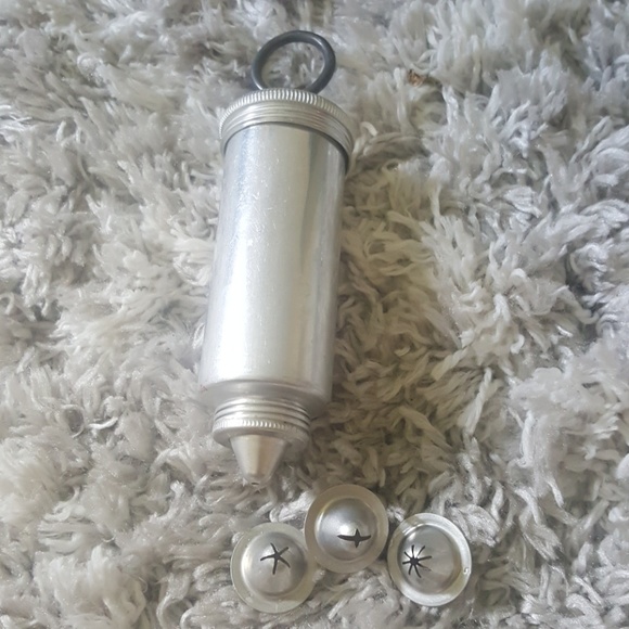 Metal cookie cutters, tins and icing tub with tips - Picture 2 of 3